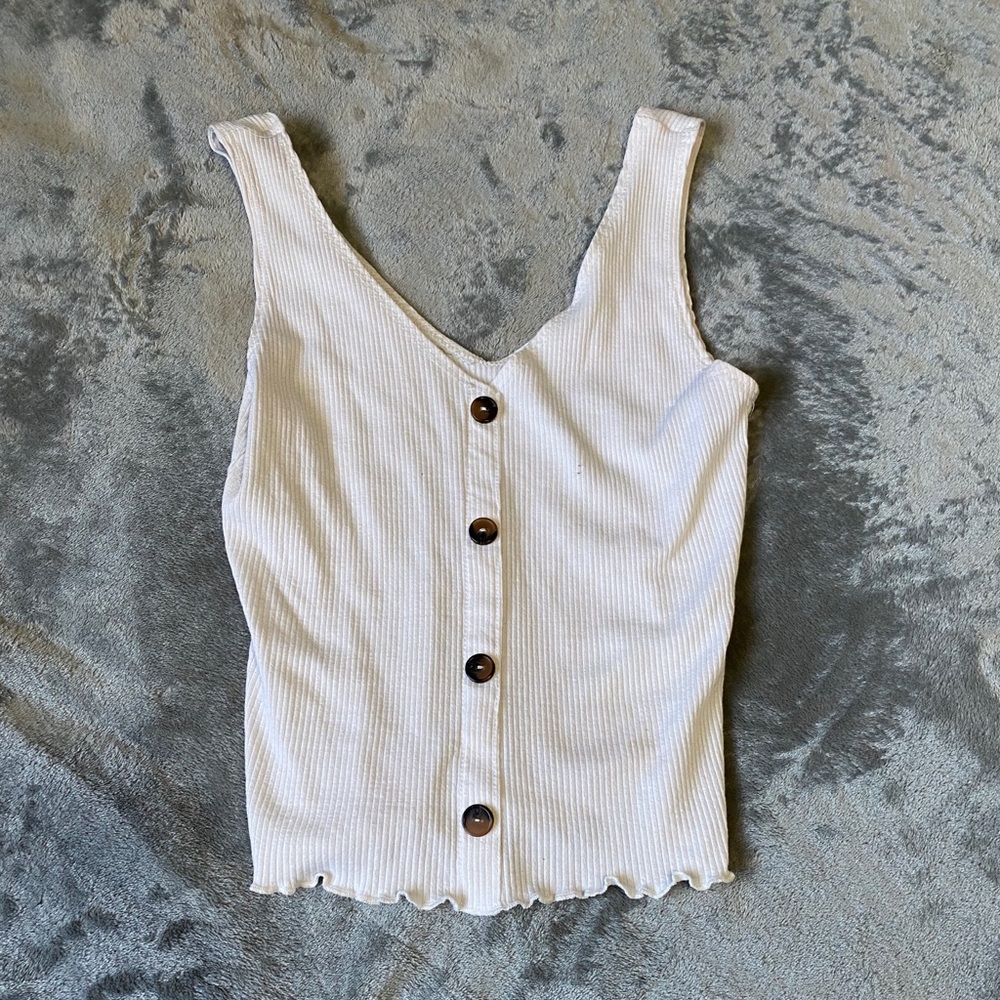 Cute cropped tee ! 🤍